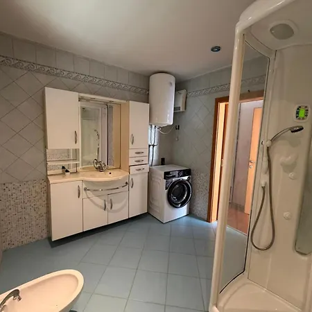 Leonora Apartment *